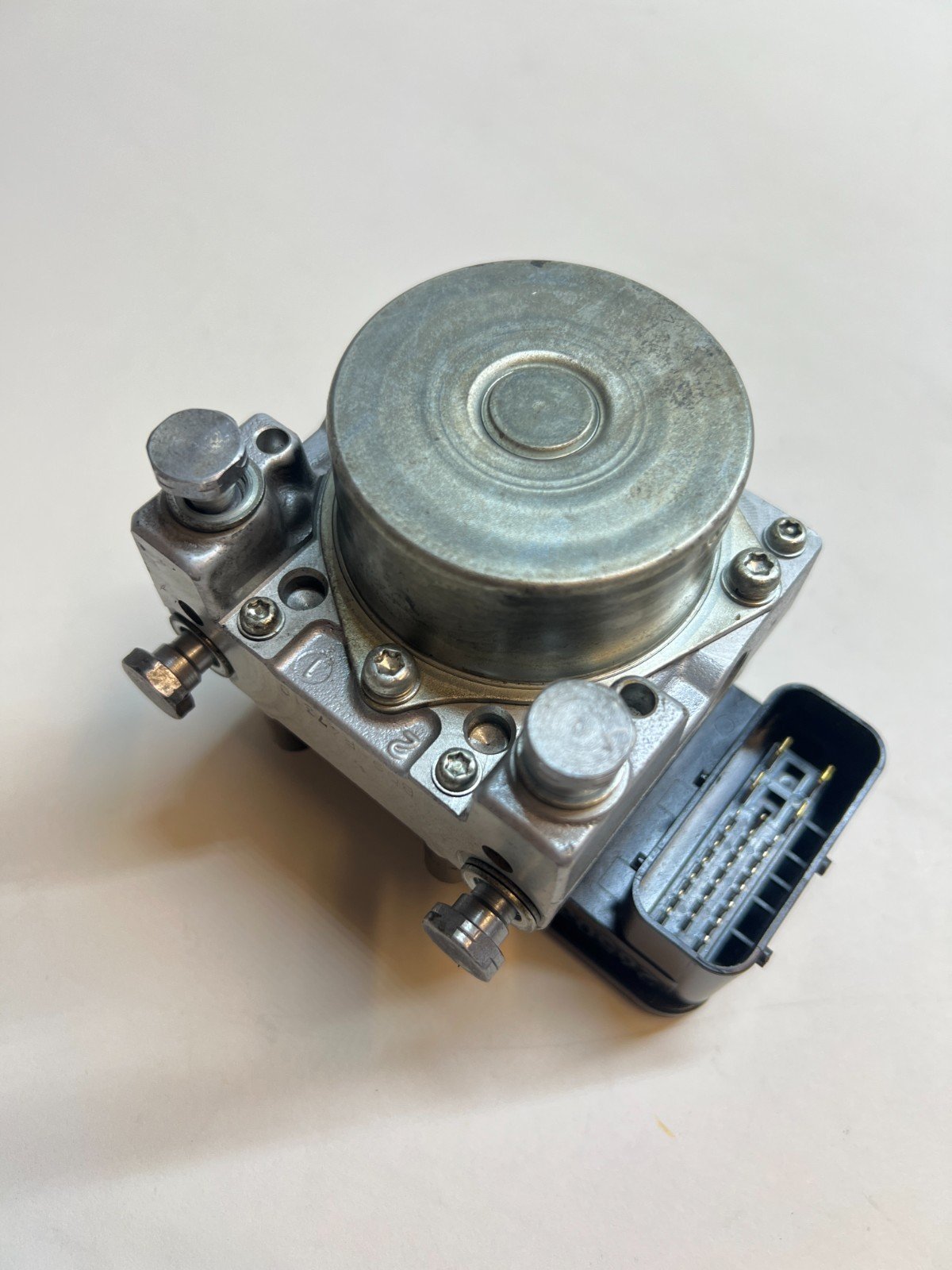 Triumph Tiger 1200 Explorer 2012 - 2015 ABS Control Module Pump T2026501 - Image 2